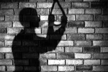 தந்தையைப் போலவே தற்கொலை செய்துகொண்ட இளைஞர்!