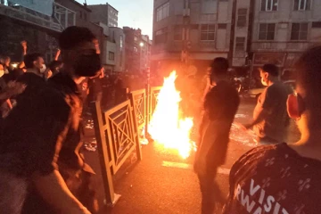 ஹிஜாப் எதிர்ப்பு போராட்டம்: 14 பேர் மீது ஈரான் அரசாங்கம் எடுத்த அதிரடி முடிவு