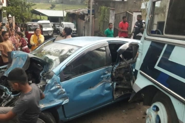 திடீரென வீட்டு சுவரில் மோதி பேருந்து விபத்து! இருவர் வைத்தியசாலையில்