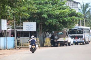 மாவீரர் நாளில் முல்லைத்தீவு ஊடகவியலாளர் மீது தாக்குதல்! மூன்று இராணுவ அதிகாரிகள்  கைது