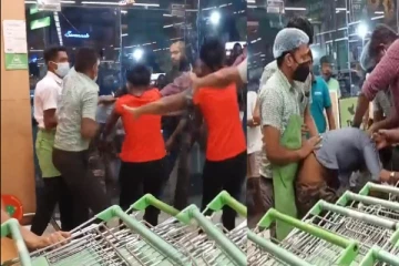 இலங்கையில் பல்பொருள் அங்காடிக்கு சென்றவர் மீது ஈவிரக்கமின்றி தாக்குதல்!(Video)