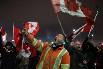 நள்ளிரவுக்குள் கலைந்து செல்லாவிட்டால் கடும் அபராதம்... கனேடிய பொலிசார் எச்சரிக்கை