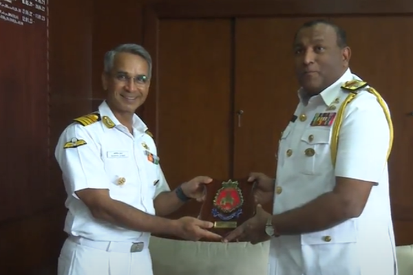 இந்திய யுத்தக் கப்பல் கொழும்பு துறைமுகத்தில் | Ins Delhi Arrives In Colombo