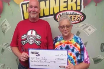 தவறாக அச்சிடப்பட்டதால் இரண்டாவது முறையும் அதிர்ஷ்டம்.., லொட்டரியால் பணத்தை குவிக்கும் பெண்