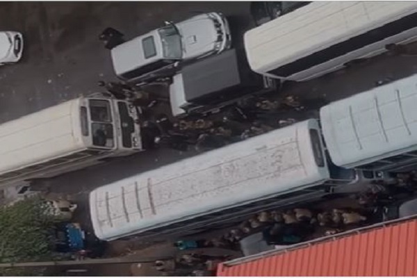 கொழும்பிற்குள் நுழையும் ஆயிரக்கணக்கானோர்- அரச தலைவர் மாளிகைக்கு முன் குவிக்கப்பட்டுள்ள படையினர்! - ஐபிசி தமிழ்