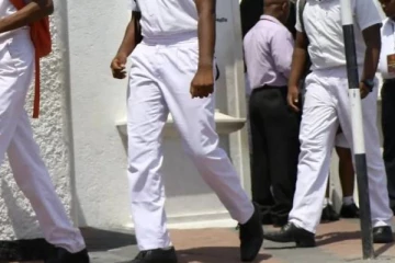 பாடசாலைக்கு மதுபோதையில் வந்து அதிபரை கொடூரமாக தாக்கிய மாணவன்!