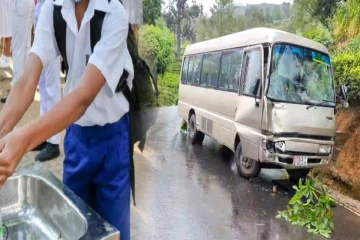 தொடர் கனமழை - பாடசாலை பேருந்து விபத்தில் மாணவன் படுகாயம்...!