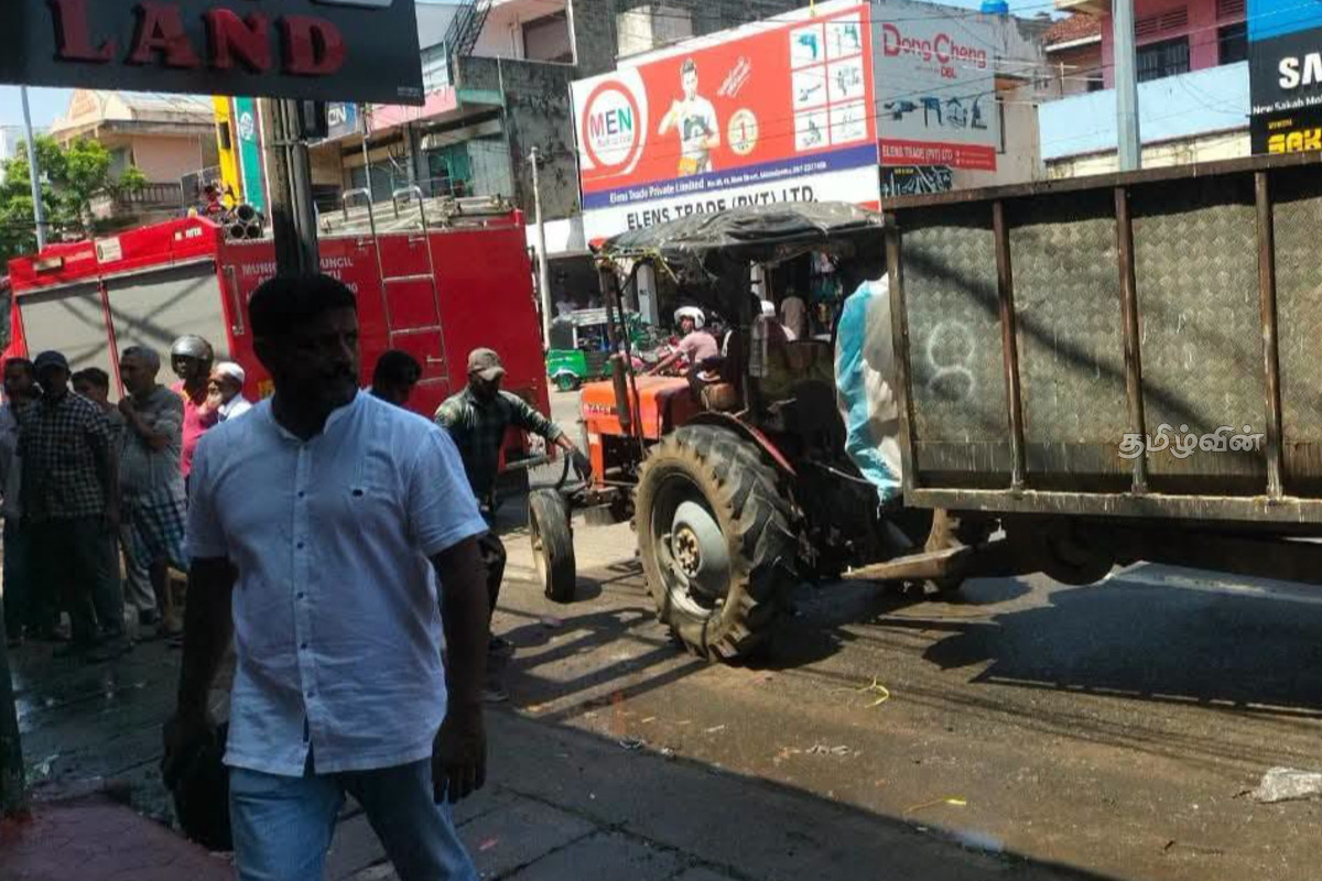அக்கரைப்பற்றில் வர்த்தக நிலையத்தில் திடீர் தீ விபத்து | Fire At A Commercial Establishment In Akkaraipattu அக்கரைப்பற்றில் வர்த்தக நிலையத்தில் திடீர் தீ விபத்து | Fire At A Commercial Establishment In Akkaraipattu