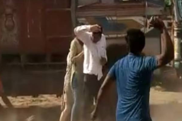 மணல் கொள்ளை: பெண் அதிகாரியின் தலை முடியை பிடித்து கொடூர தாக்கிய கும்பல்! | Sand Theft Attacked The Female Officer Her Hair