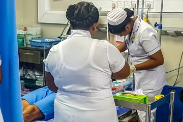 வீடு புகுந்து 4 பேர் மீது தாக்குதல்; தாயும் மகனும் ஆபத்தான நிலையில்