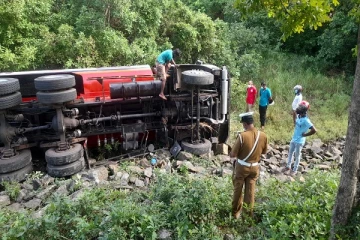 எரிபொருள் கொள்கலன் வாகனம் குடைசாய்ந்தததில் ஒருவர் படுகாயம்