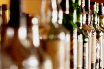 கனடாவில் சிறுவனுக்கு வைன் விற்று சிக்கலில் மாட்டிய பிரபல நிறுவனம்