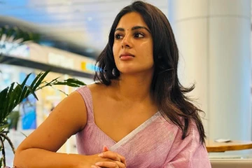 வாத்தி பட நடிகை சம்யுக்தா மேனன் சேலையில் அழகிய போஸ்