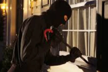 මහ රෑට ගෙවල්වලට පැනලා රත්රන් බඩු සොරකමේ ගිය පුද්ගලයෙකුට සිදු වූ දේ..