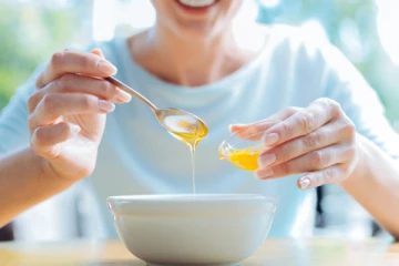 மிளகுத் தூளில் இதை ஒரு சொட்டு கலந்து வெறும் வயிற்றில் சாப்பிடுங்க... உடலில் நிகழும் அற்புதங்கள் குறித்து தெரியுமா?