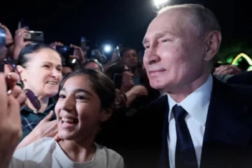 ரஷ்யாவில் பொதுமக்களுடன் செல்பி எடுத்துக்கொண்ட விளாடிமிர் புடினின் நகல்: வைரல் வீடியோ