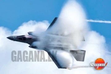 ජෙට් යානයක් ගිනිගෙන කඩා වැටෙයි