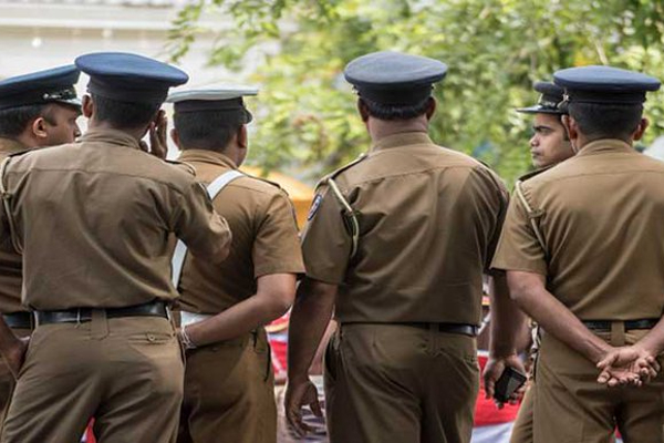 வடக்கு ஆளுநர் அலுவலகத்திற்கு முன் குவிந்த பொலிஸார்! | The Police Gathered Northern Governor S Office