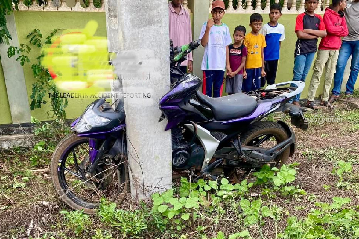 மின்கம்பத்துடன் மோதிய மோட்டார் சைக்கிள் : இளைஞர் ஒருவர் சம்பவ இடத்திலேயே பலி | Motorcycle Collides Electric Young Man Dies