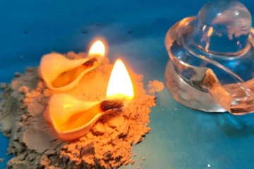 அஷ்டலஷ்மியின் அருள் பரிபூரணமாக கிடைக்க இந்த தீபத்தை ஏற்றுங்கள்