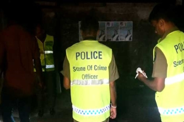வெளிநாட்டுத் துப்பாக்கியுடன் காரில் வந்த மூவர் சிக்கினர் | Three Arrested Coming In A Car With A Foreign Gun