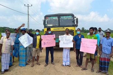 மட்டக்களப்பில் விவசாயிகள் வீதியை மறித்து போராட்டம்! (VIDEO)