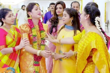 புதிய காதலரை வெளிச்சத்திற்கு காட்டிய எதிர்நீச்சல் சீரியல் நடிகை!! யார் தெரியுமா..