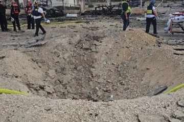 இஸ்​ரேல் மீது கொத்து குண்​டு​களை வீசிய ஈரான் ; அதிப​யங்கர தாக்​குதல்!