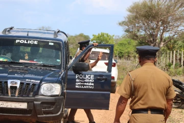 முல்லைத்தீவு பொலிஸாரின் கெடுபிடிகள்: சிவப்பு மஞ்சள் கொடிகளை பறித்து அராஜகம் (Video)