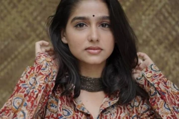 சிறுவயதில் என் கண்முன்னே அருவருப்பான அந்த விஷயத்தை செய்தார்.. பிரபல நடிகை அனஸ்வரா ராஜன் வேதனை..