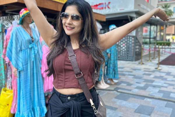 ட்ரான்ஸ்பரண்ட் ஆடையில் வெளிச்சம் போட்டு காட்டும் சாக்ஷி அகர்வால்.. திட்டிதீற்கும் நெட்டிசன்கள்! | Sakshi Agarwal Photoshoot