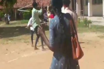 கிளிநொச்சி பாடசாலையில் களேபரம்; சிக்கிய நால்வர்; இருவருக்கு வலைவீச்சு!