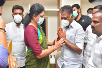 மனைவி இறந்த  துக்கம்;  தேம்பி தேம்பி அழுத ஓபிஎஸ் ; கை பிடித்து ஆறுதல் கூறிய சசிகலா