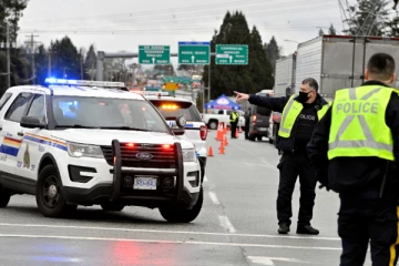 கனடாவில் பள்ளிக்கூட நுழைவாயிலில் மாணவி மீது கத்தி குத்து