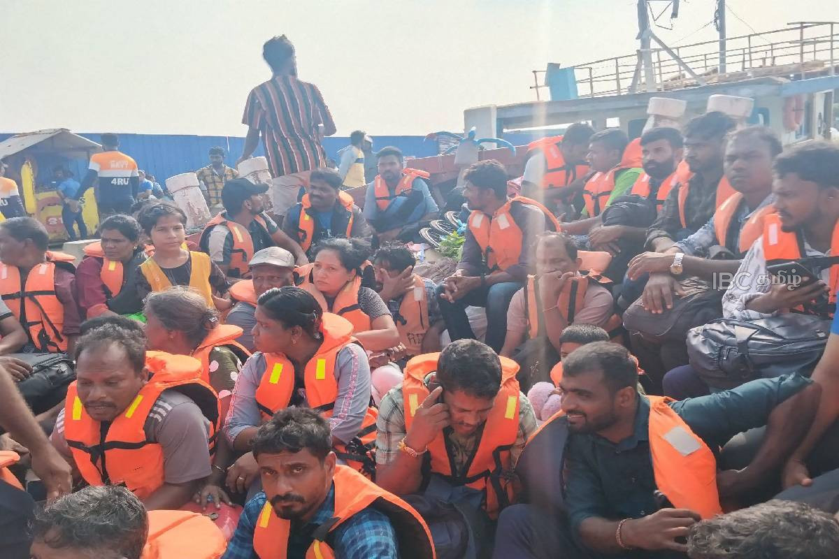 நெடுந்தீவு படகுச் சேவைகள் முடக்கம்: கடலில் தத்தளித்த குமுதினிபடகும் பயணிகளும் | Neduntivu Kumudini Boat And Passengers At Sea நெடுந்தீவு படகுச் சேவைகள் முடக்கம்: கடலில் தத்தளித்த குமுதினிபடகும் பயணிகளும் | Neduntivu Kumudini Boat And Passengers At Sea