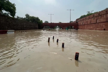 முடங்கியது டெல்லி..! பள்ளிகள், அலுவலகங்களை மூட உத்தரவு