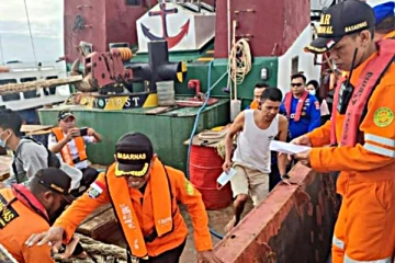 இந்தோனேஷியாவில் படகு கவிழ்ந்து விபத்து! 31 பேர் மீட்பு 11 பேர் மாயம் (Video)