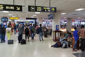 வெளிநாட்டிற்கு சுற்றுலா சென்று நாடு திரும்பியவர் விமான நிலையத்தில் அதிரடி கைது!