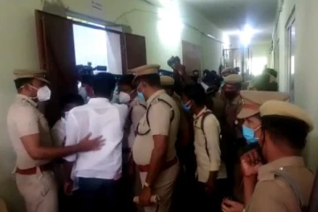 வாக்கு எண்ணும் அறையில் அதிமுக– அமமுகவினர் இடையே அடிதடி