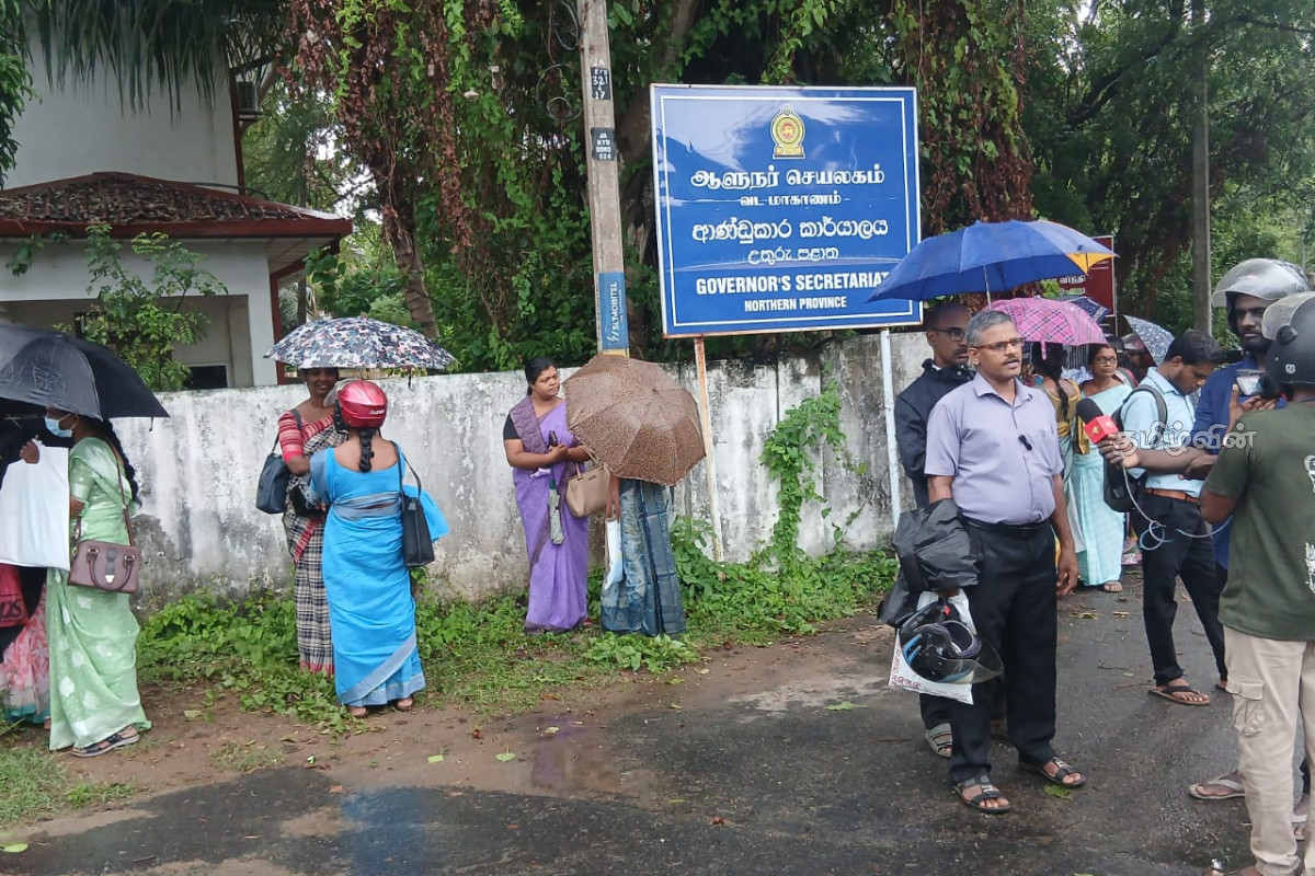 வடக்கில் முறையற்ற ஆசிரிய இடமாற்றம் - ஆளுநர் அலுவலகம் முன்பாக கொட்டும் மழையில் போராட்டம் | Improper Teacher Transfers North Protest வடக்கில் முறையற்ற ஆசிரிய இடமாற்றம் - ஆளுநர் அலுவலகம் முன்பாக கொட்டும் மழையில் போராட்டம் | Improper Teacher Transfers North Protest