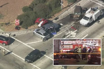 நான்கு கார் ஒன்றுடன் ஒன்று மோதிக் கொண்டு விபத்து...தெற்கு லாஸ் ஏஞ்சல்ஸில் பரபரப்பு