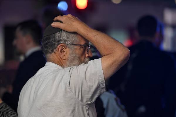 அவுஸ்திரேலியாவை நடுங்க வைத்த துப்பாக்கிச் சூடு... அதிர்ச்சி தெரிவித்த மன்னர் சார்லஸ் | King Charles Appalled Shooting In Sydney அவுஸ்திரேலியாவை நடுங்க வைத்த துப்பாக்கிச் சூடு... அதிர்ச்சி தெரிவித்த மன்னர் சார்லஸ் | King Charles Appalled Shooting In Sydney