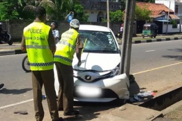 கோர விபத்தில் சிக்கிய கணவன் - மனைவி; தெய்வாதீனமாக தப்பிய பிள்ளைகள்