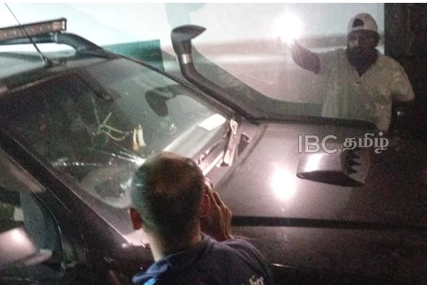 யாழில் வன்முறைக் குழு அட்டகாசம் - வீடு, வாகனங்கள் மீது தாக்குதல் - பதுங்கும் காவல்துறை | Jaffna Houses Attacked By Armed Gang
