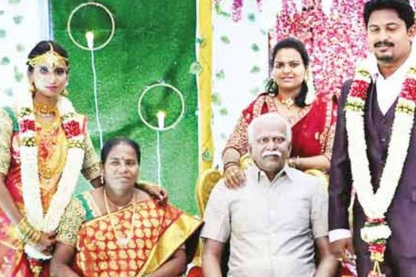 தந்தையின் மெழுகுசிலை முன்பு திருமணம்: கண்ணீர் விட்ட மணமகள்- நெகிழ்ந்து போன உறவினர்கள் | Father Candle Marriage Tearful Flexible Relatives தந்தையின் மெழுகுசிலை முன்பு திருமணம்: கண்ணீர் விட்ட மணமகள்- நெகிழ்ந்து போன உறவினர்கள் | Father Candle Marriage Tearful Flexible Relatives