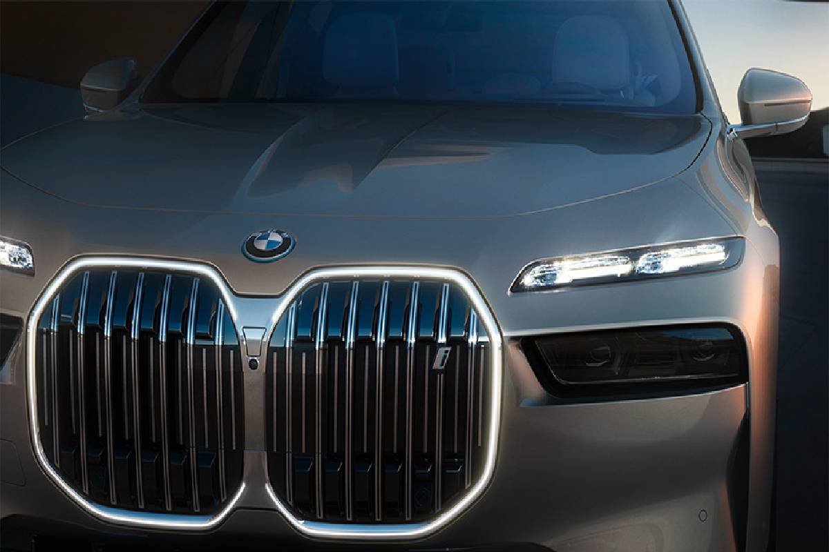 விஜய் வைத்திருக்கும் கார் கலெக்‌ஷன் பற்றி தெரியுமா? வாய்பிளக்க வைக்கும் விலை! | Vijay S Luxury Car Collection Goes Viral