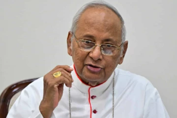 "සමලිංගිකත්වය ප්‍රචලිත කිරීමේ කුමන්ත්‍රණයක් රට තුළ පවතිනවා" - කාදිනල් හිමි