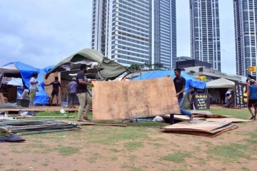 காலிமுகத்திடலில் கூடாரங்களை அகற்ற ஆரம்பித்துள்ள போராட்டக்காரர்கள்