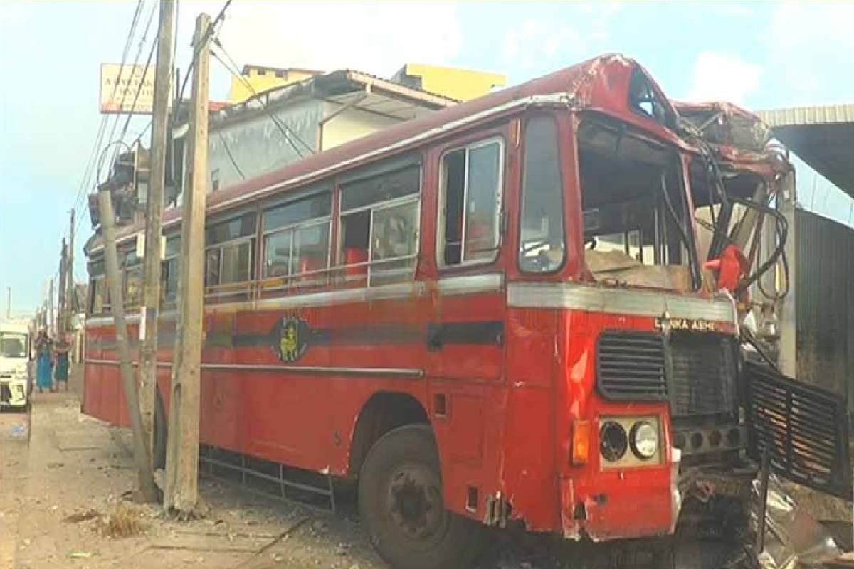 தமிழர் பகுதி நோக்கி சென்ற பேருந்து கட்டுப்பாட்டை இழந்து விபத்து | Bus Heading Towards Tamil Area Control Crashes தமிழர் பகுதி நோக்கி சென்ற பேருந்து கட்டுப்பாட்டை இழந்து விபத்து | Bus Heading Towards Tamil Area Control Crashes