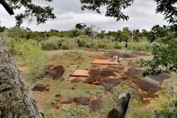 வவுனியாவிலுள்ள அனுராதபுர கால தோணிகல் கல்வெட்டுக்களை மக்கள் பார்வையிட அனுமதி (PHOTOS)